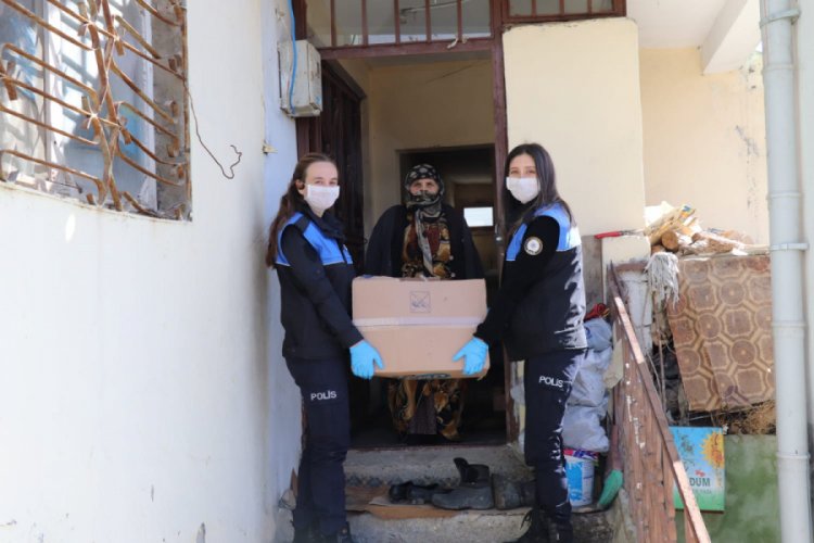 Evden &ccedil;ıkmayan yaşlıların ihtiya&ccedil;larını polis, asker ve zabıta ekipleri karşıladı