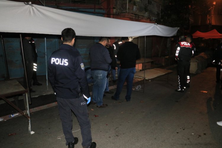 Pazar yerinde silahlı bı&ccedil;aklı kavga &ccedil;ıktı