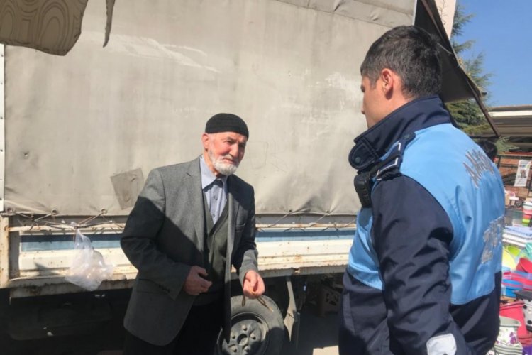 Yasağa uymayan vatandaşları zabıtalar uyardı