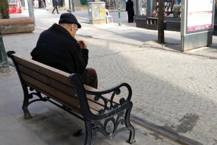 Yasak tanımayan yaşlı vatandaşın 'bank' keyfi