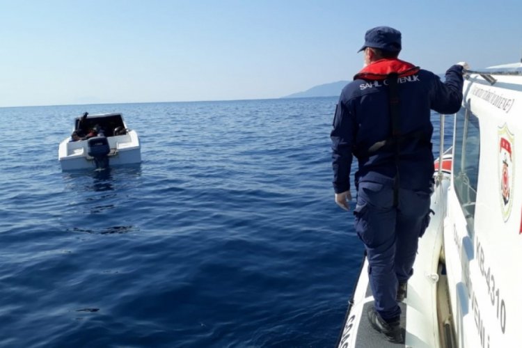 İzmir a&ccedil;ıklarında 6'sı &ccedil;ocuk 30 g&ouml;&ccedil;men kurtarıldı