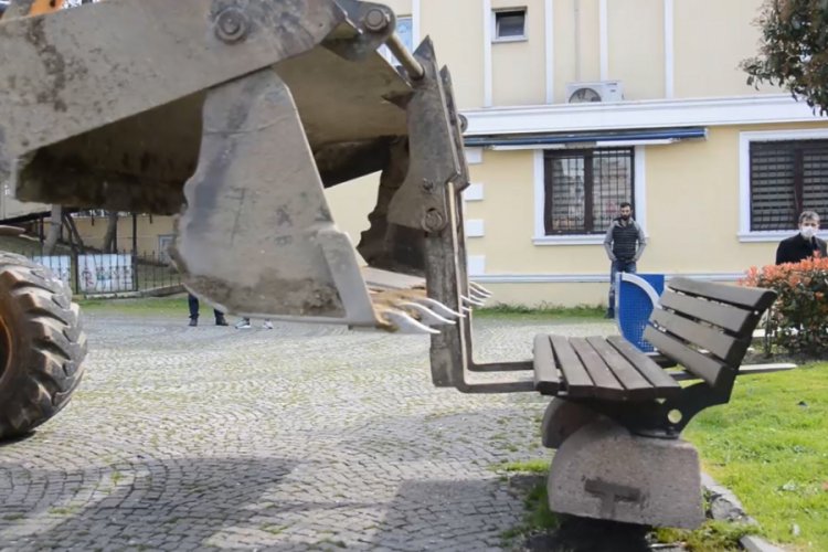 Bah&ccedil;elievler'de banklar yerinden kaldırıldı