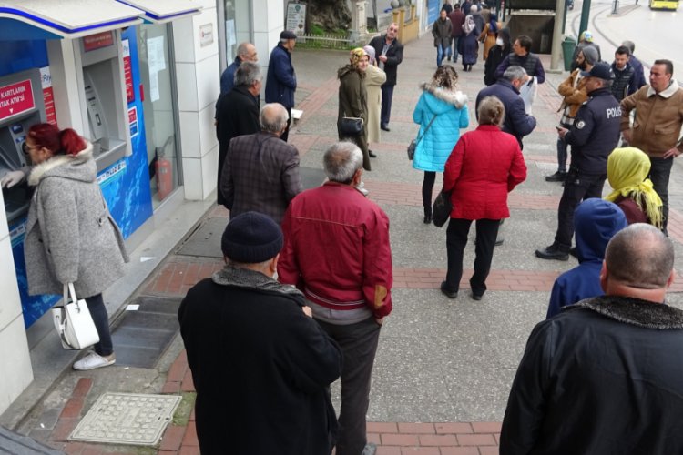 Bursa'da polisin ikazlarına rağmen yaşlılar banka kuyruklarında