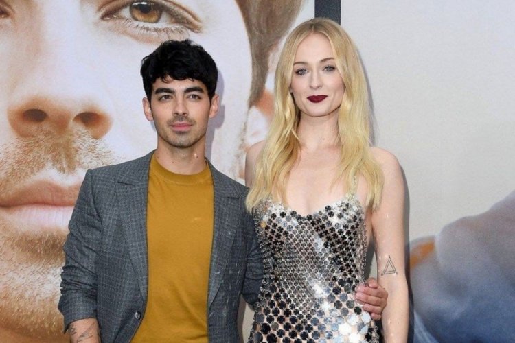 Sophie Turner'dan sert corona &ccedil;ıkışı: Başlarım senin &ouml;zg&uuml;rl&uuml;ğ&uuml;ne