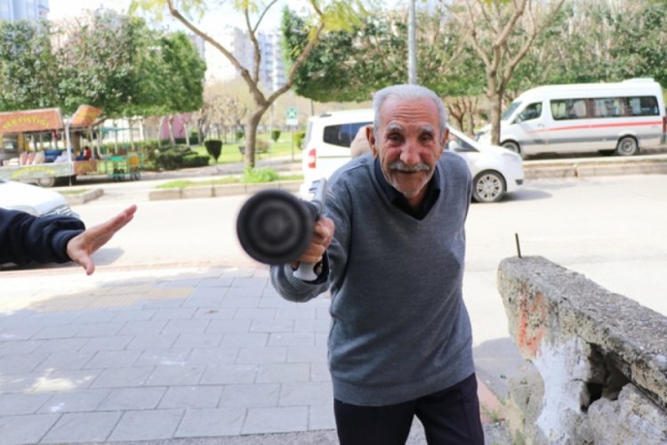 78 yaşındaki adam bastonuyla direndi: 'Koronavir&uuml;s&uuml; duymadım, hi&ccedil; g&ouml;z&uuml;km&uuml;yor ki'