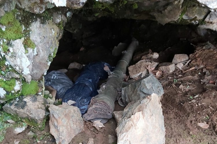 Hakkari'de PKK'nın f&uuml;zesi, silah ve el bombası ele ge&ccedil;irildi