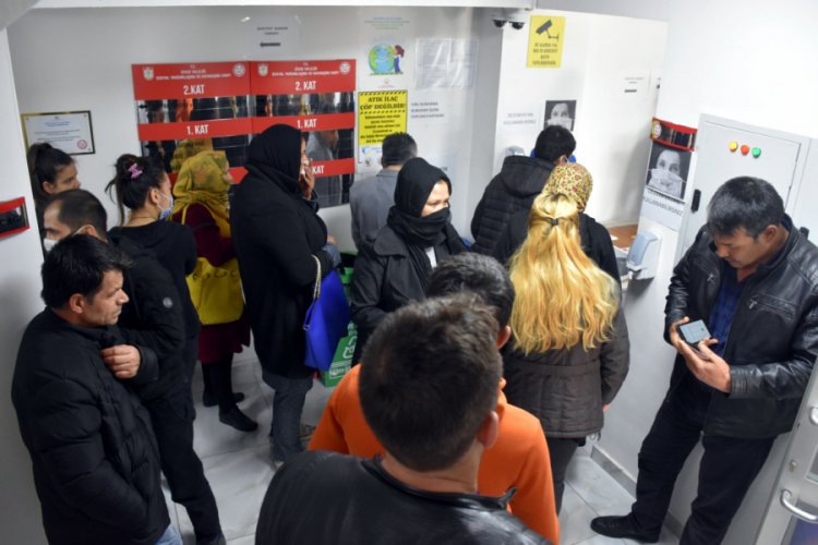 Vakıf &ouml;n&uuml;nde bin lira almak i&ccedil;in beklediler