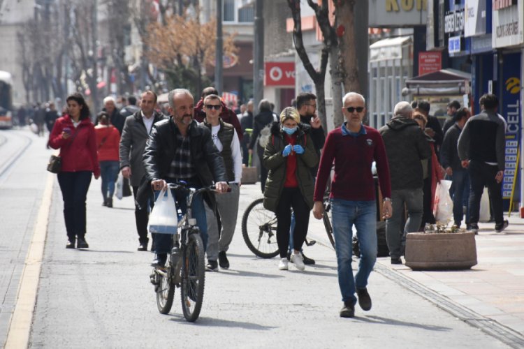 Eskişehirliler &ccedil;ağrılara uymadı, sokaklar ve banka &ouml;nleri doldu