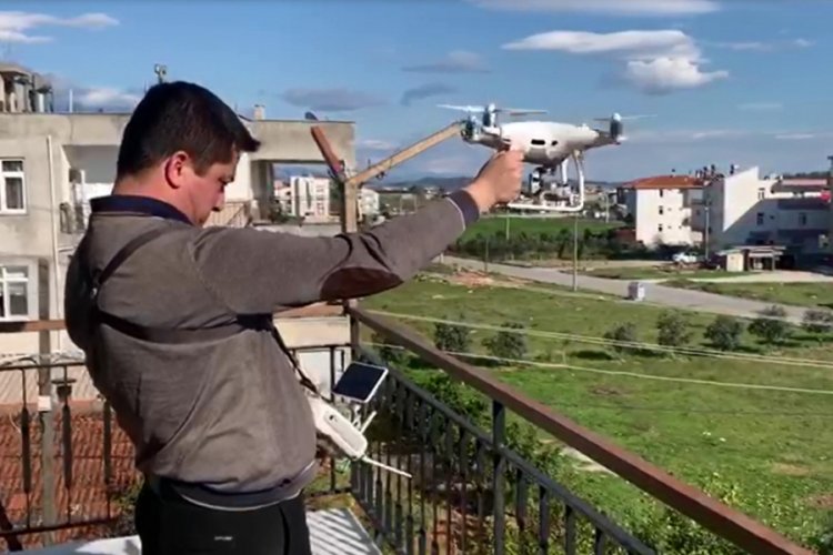 'Evden &ccedil;ıkmayın' &ccedil;ağrısına uyup, alışverişini drone ile yapıyor