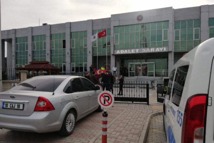 Adliye &ouml;n&uuml;nde silahlı kavga: 3 kişi yaralı
