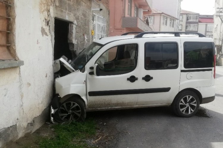 Direksiyon başında şeker komasına girince duvara &ccedil;arptı