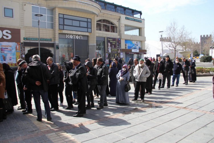 Yasağa rağmen banka &ouml;nlerinde kuyruk oluşturdular