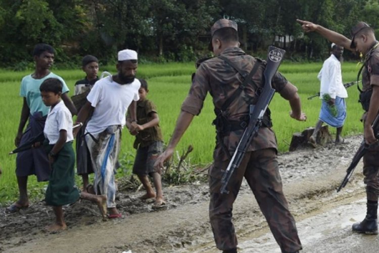 Bangladeş'de ordu sokağa indi