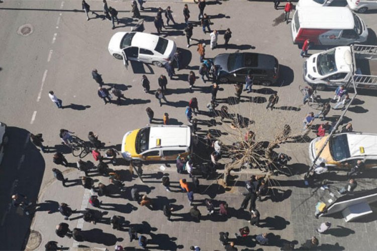 'Yol verme' tartışması: Polis ekipleri g&uuml;&ccedil;l&uuml;kle ayırdı