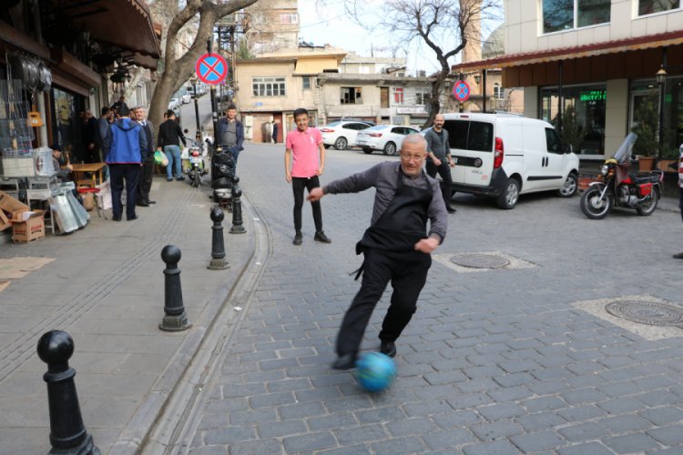 Esnaf m&uuml;şteri olmayınca futbol oynadı