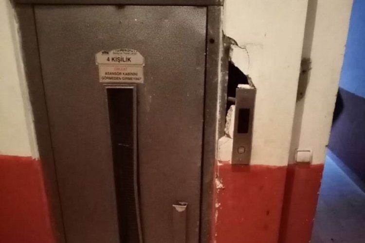 3 &ccedil;ocuk annesi, asans&ouml;r kabiniyle duvar arasına sıkışarak &ouml;ld&uuml;