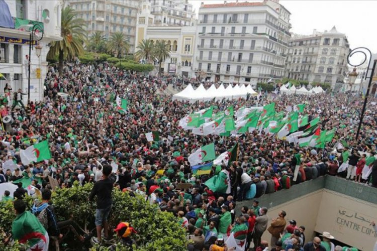 Cezayir'de bir yıldır devam eden protestoları koronavir&uuml;s durdurdu