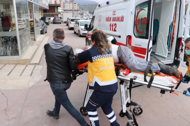 Tamir i&ccedil;in &ccedil;ıktığı &ccedil;atıdan d&uuml;şen kaynak ustası, ağır yaralandı