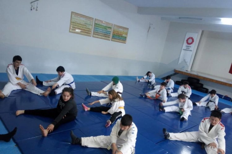 Judoculardan "evde kal ama hareketsiz kalma" &ccedil;ağrısı