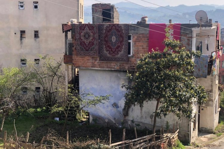 Terastan d&uuml;şen 5 yaşındaki &ccedil;ocuk hayatını kaybetti