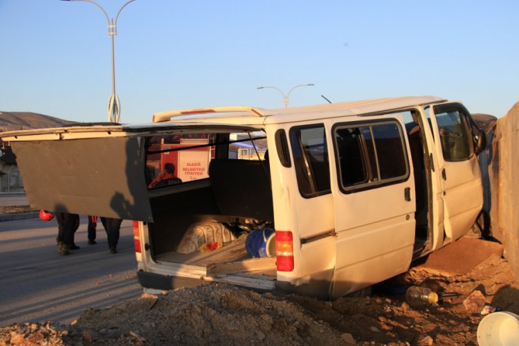 İş&ccedil;i servisi beton bloka &ccedil;arptı: &Ccedil;ok sayıda yaralı var