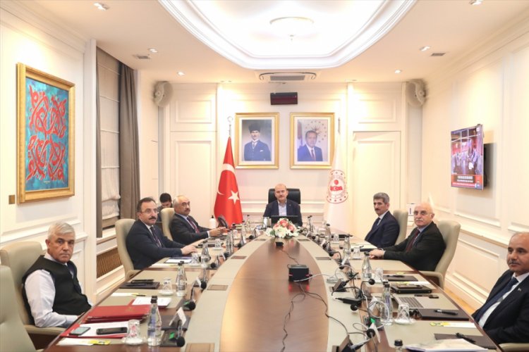 Bakan Soylu, valilerle birlikte koronavir&uuml;se karşı alınan tedbirleri değerlendirdi