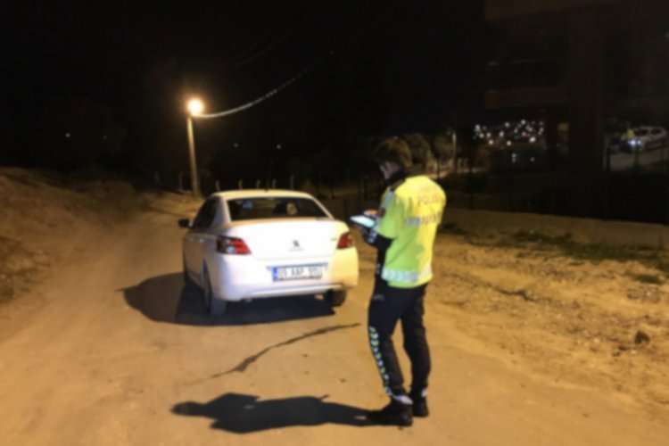 Ehliyetsiz bayan s&uuml;r&uuml;c&uuml; ortalığı birbirine kattı