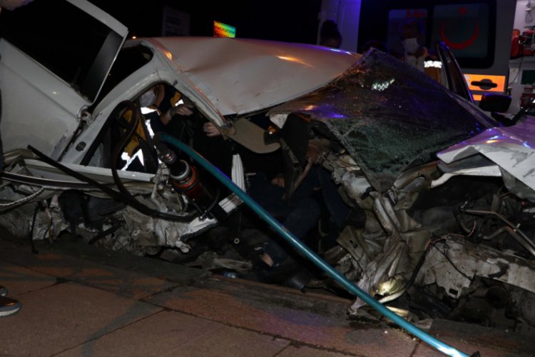 Ehliyetsiz s&uuml;r&uuml;c&uuml; kaza yaptı: 2 yaralı