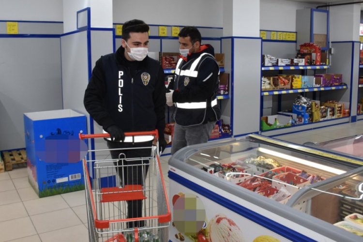 Evden &ccedil;ıkamayan vatandaşın market alışverişini polis yaptı