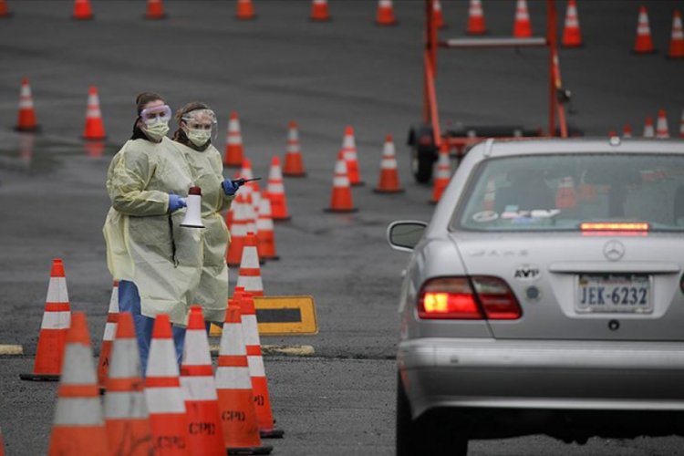 ABD'liler arabadan inmeden yapılan Kovid-19 test merkezlerine y&ouml;neldi