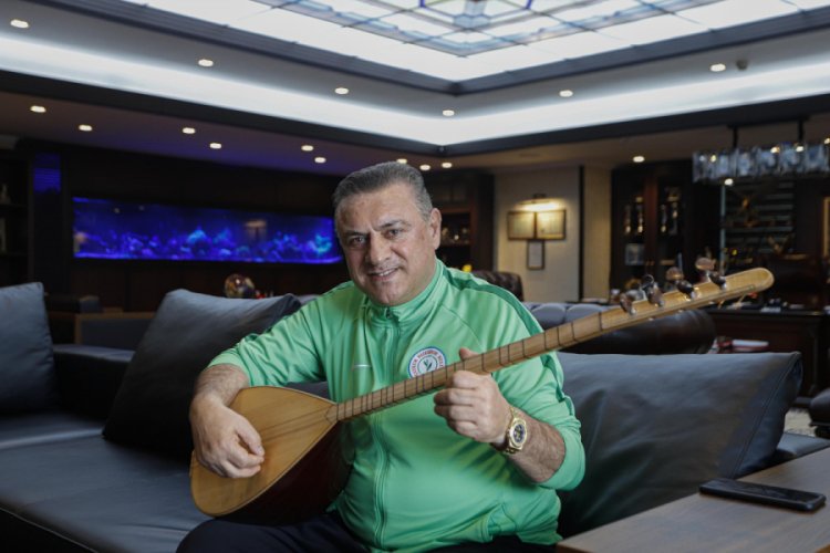 Kendisini karantinaya alan Hasan Kartal bağlama &ouml;ğreniyor