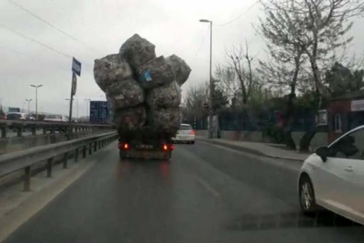 Aşırı y&uuml;klenen kamyon g&ouml;renleri şaşkına &ccedil;evirdi
