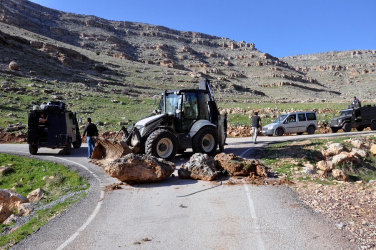 Piknik&ccedil;ilerin yolu iş makinesi ve taşlarla kapatıldı
