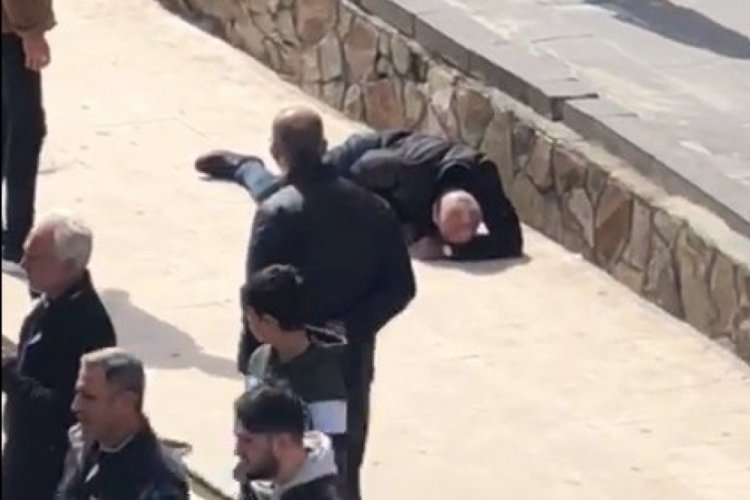 Yere yığılan adama, vir&uuml;s endişesiyle kimse m&uuml;dahale edemedi