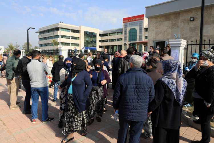Nakdi yardım başvurusunda sosyal mesafe kuralına uyulmadı