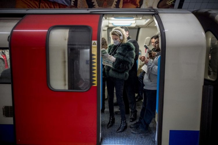 Londra metrosunda corona vir&uuml;se davet &ccedil;ıkartan g&ouml;r&uuml;nt&uuml;ler