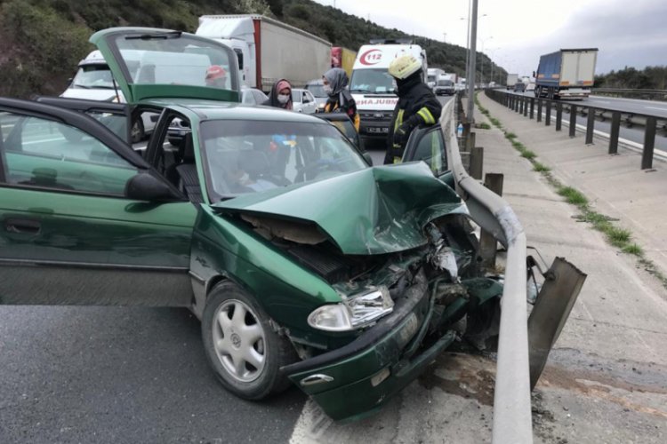 Otomobil &ouml;nce kamyona sonra bariyere &ccedil;arptı: 1 &ouml;l&uuml;