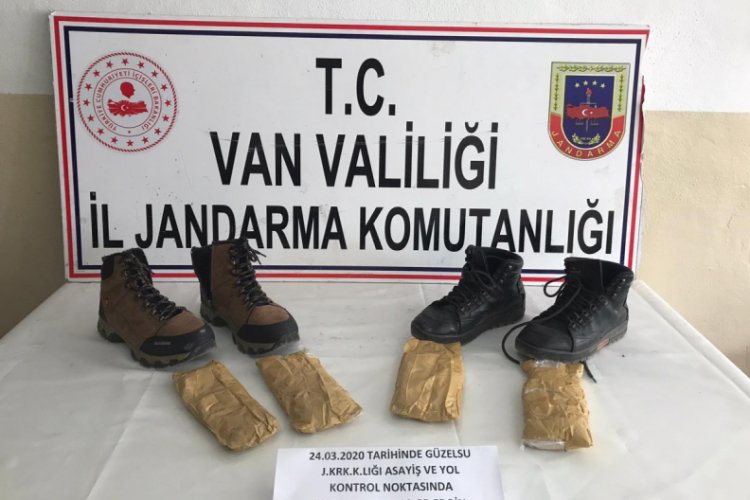 Ayakkabıya gizlenmiş 1 kilo eroin ele ge&ccedil;irildi