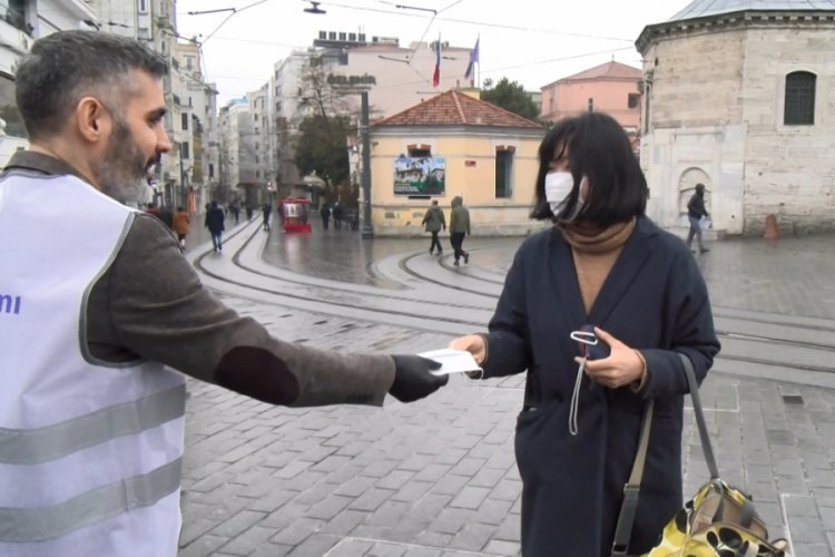 Sosyal medyada g&uuml;ndem olan iş adamı Taksim'de 5 bin maske dağıttı