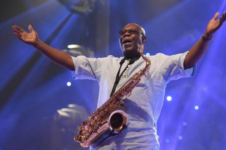 Caz m&uuml;ziğin usta ismi Manu Dibango koronavir&uuml;sten yaşamını yitirdi