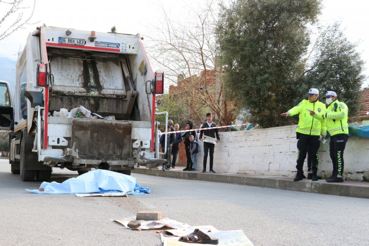 Yaşlı adam &ccedil;&ouml;p kamyonunun altında kaldı