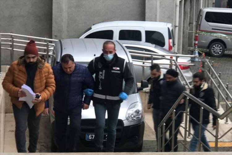 Halk otob&uuml;s&uuml;ne alınmayan yaşlıyı aşağıladığı iddia edilen 2 kişi yakalandı