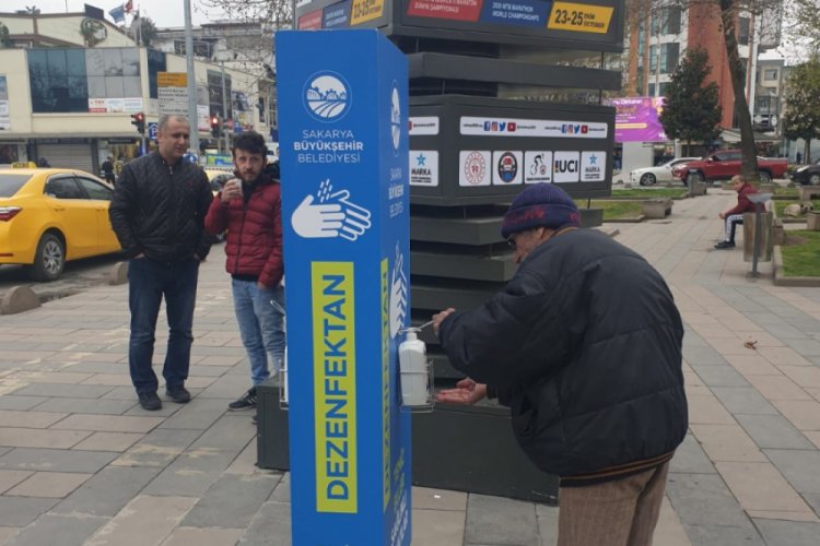 Şehirde muhtelif noktalara dezenfektan otomatları eklendi