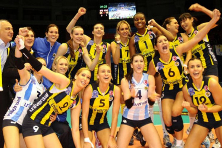Fenerbah&ccedil;eli voleybolcular "Evde kal" &ccedil;ağrısı yaptı
