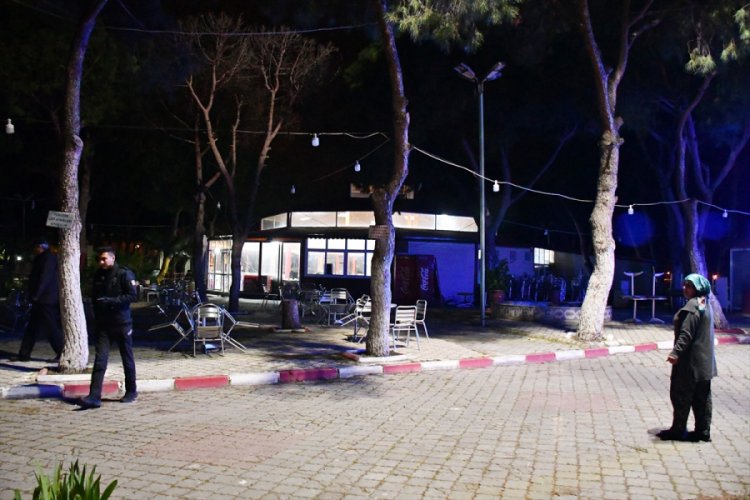 Kapalı olan kafeteryaya giden 2 kişi, kendilerini uyaran g&ouml;revliyi bı&ccedil;akladı