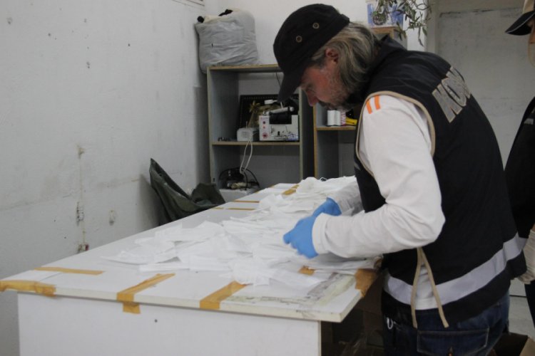 Merdiven altı maske &uuml;reticilerine operasyon