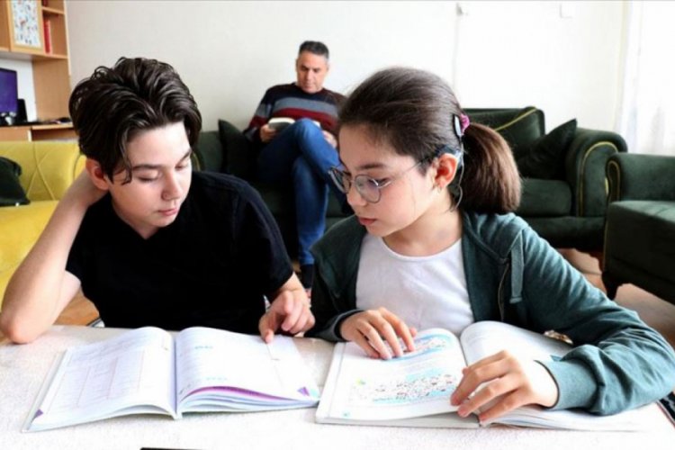 &Ouml;ğrencilerin elinden kalem, velilerin elinden kitap d&uuml;şm&uuml;yor