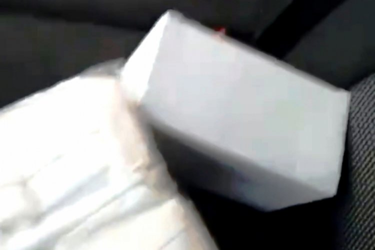 Otomobilde 50 bin ka&ccedil;ak maske bulundu
