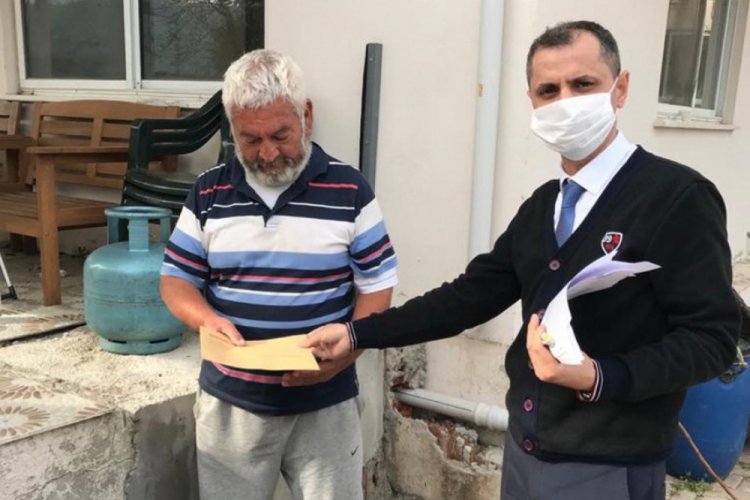 &Ouml;ğretmenler, emeklilerin maaşlarını &ccedil;ekip teslim etti