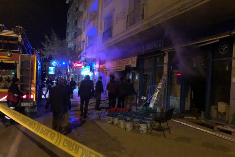 Kimyasal madde satılan iş yerinde yangın
